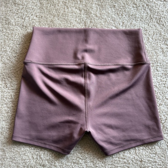 Alo Yoga 3” High Rise Airlift Short in Smoky Quartz - Picture 3 of 5